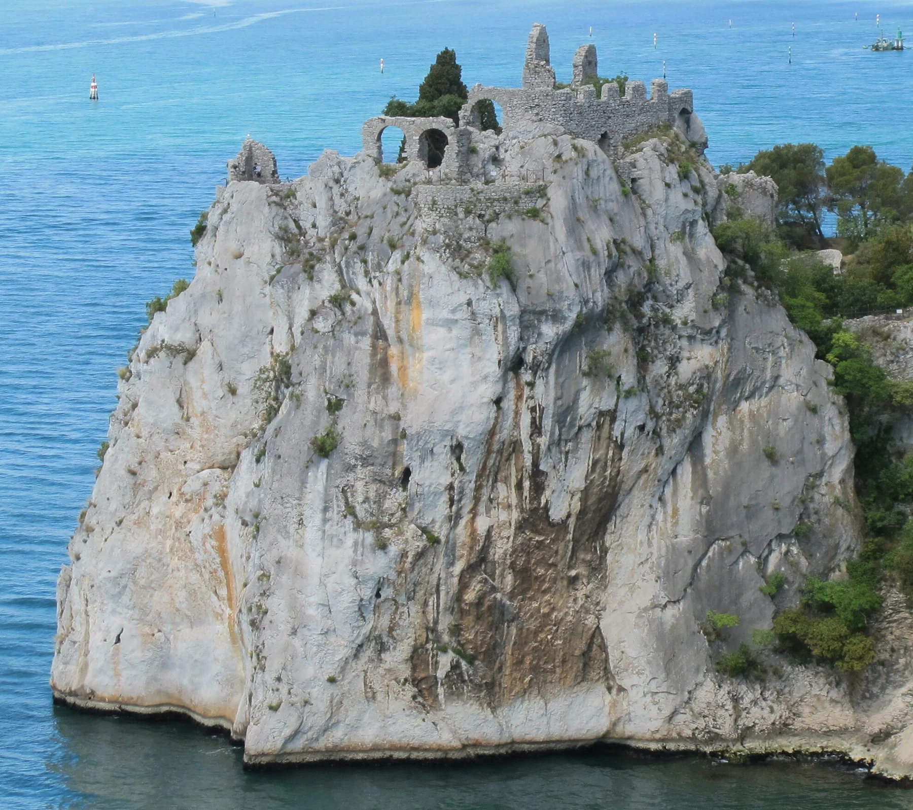 Il castello di Duino sulla falesia, visto dal mare